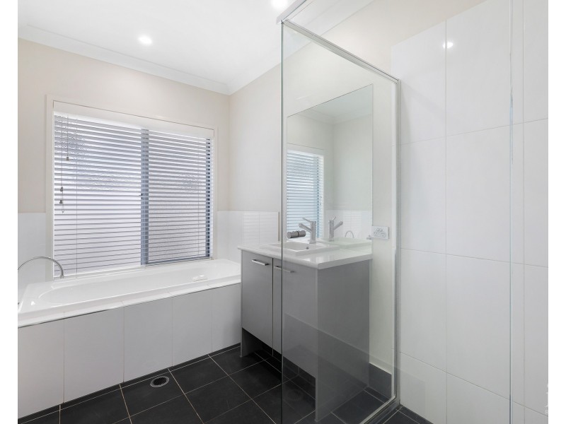 21 Harbourvue Court, Helensvale QLD 4212