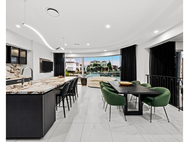 11 Hampton Drive, Sovereign Islands QLD 4216