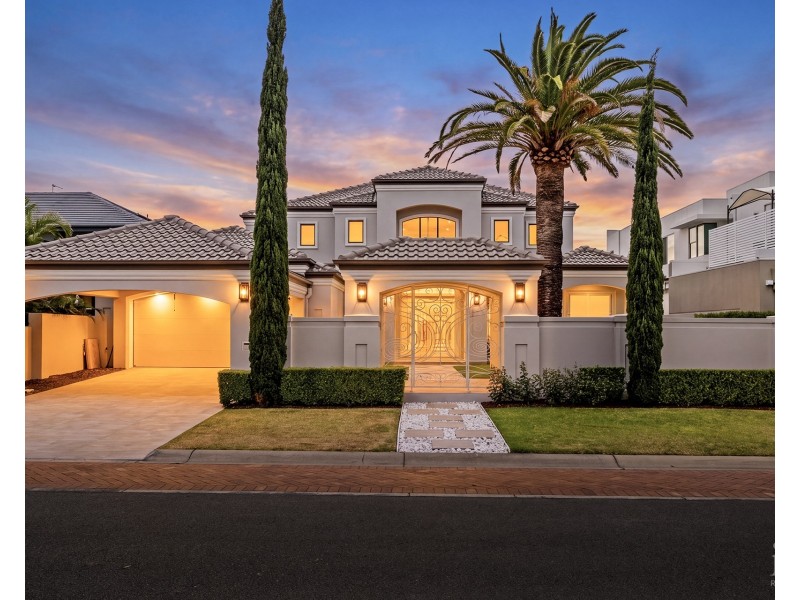 12 King James Court, Sovereign Islands QLD 4216