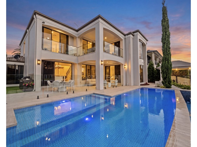 12 King James Court, Sovereign Islands QLD 4216