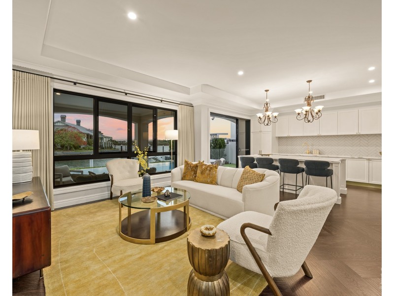12 King James Court, Sovereign Islands QLD 4216