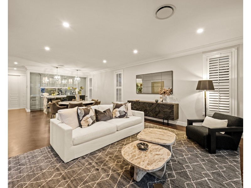 12 King James Court, Sovereign Islands QLD 4216