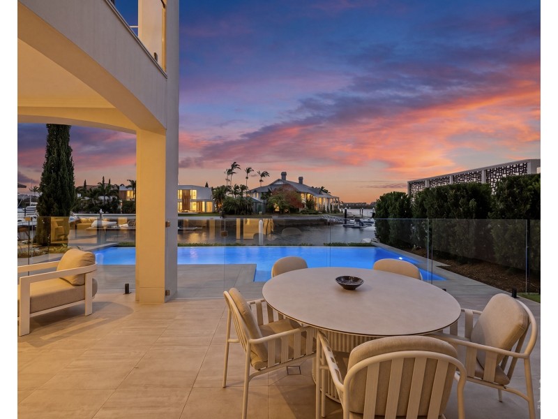 12 King James Court, Sovereign Islands QLD 4216
