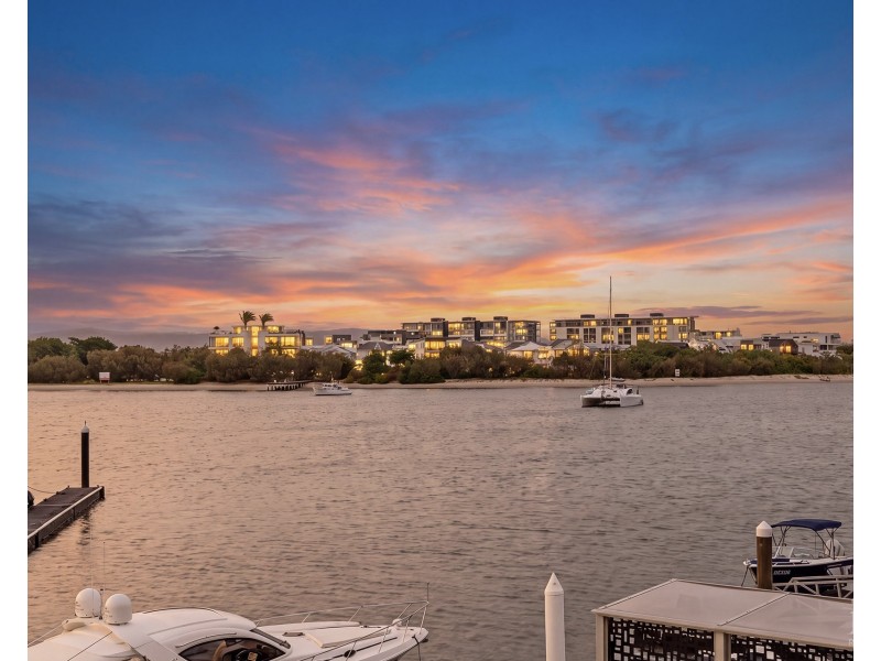 12 King James Court, Sovereign Islands QLD 4216