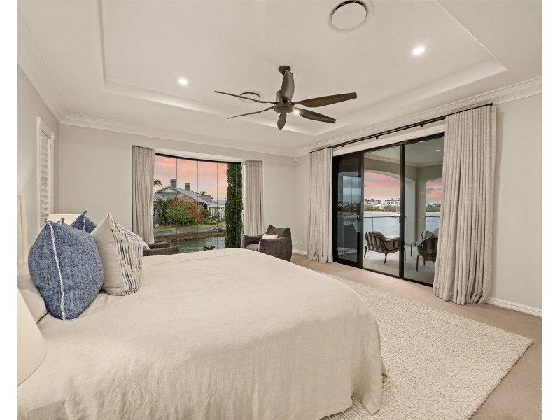 12 King James Court, Sovereign Islands QLD 4216