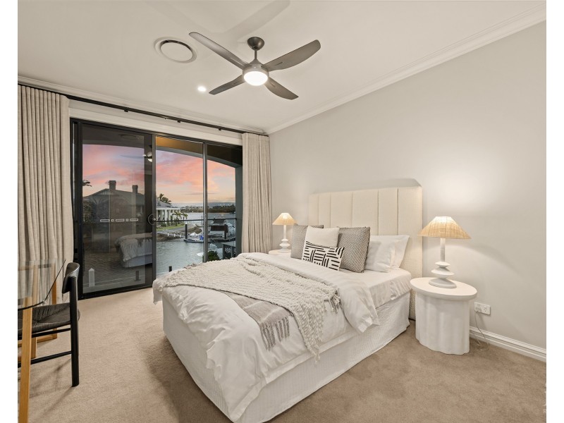 12 King James Court, Sovereign Islands QLD 4216