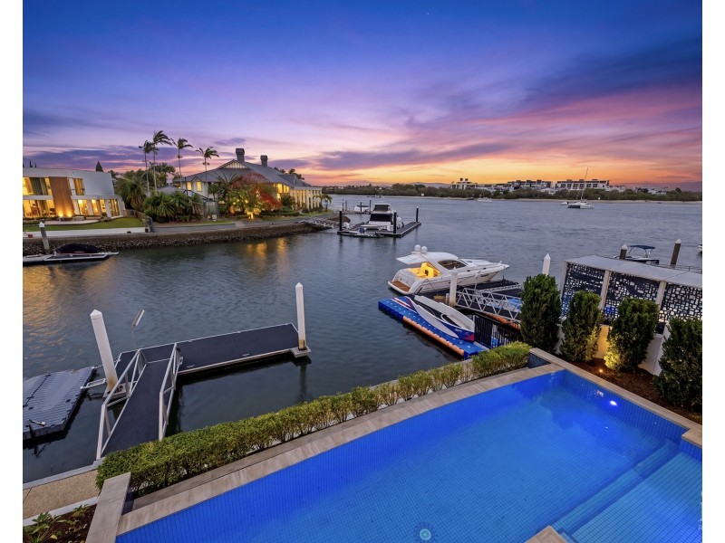 12 King James Court, Sovereign Islands QLD 4216