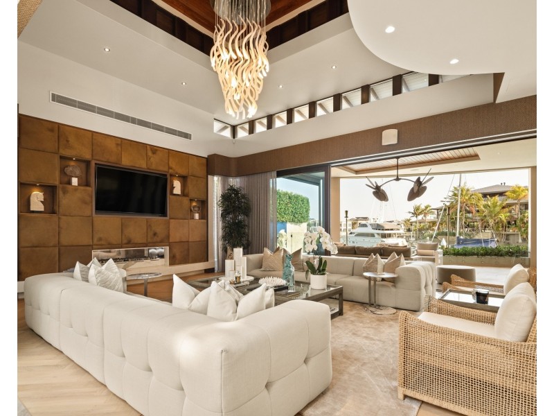 1 Westminster Court, Sovereign Islands QLD 4216