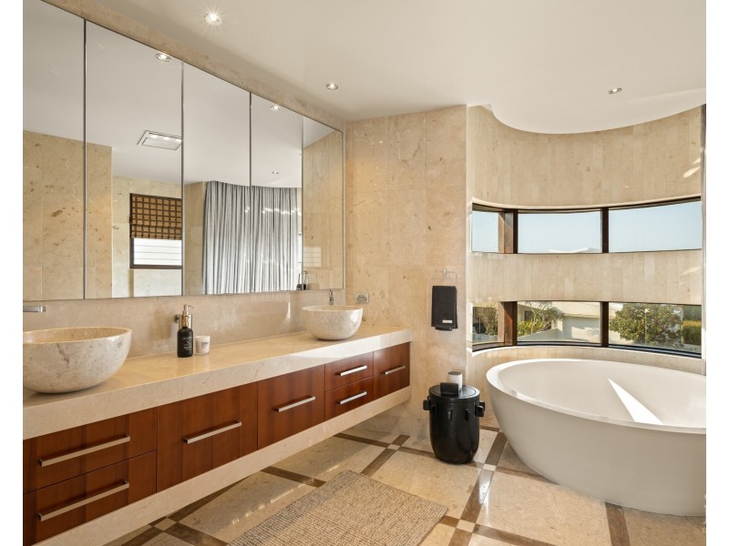 1 Westminster Court, Sovereign Islands QLD 4216