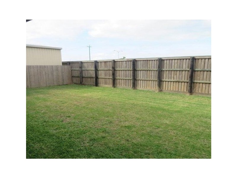 16 Lancaster Way, Ooralea QLD 4740