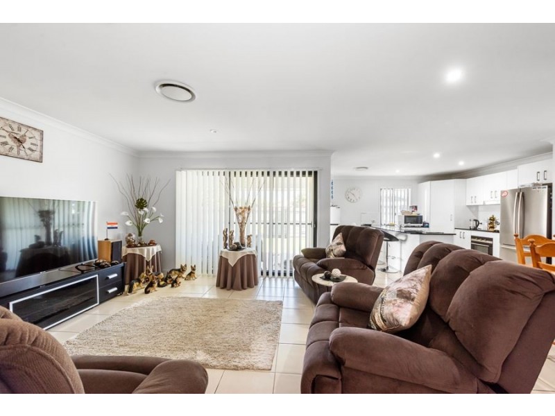 15 Phoenix Crescent, Rural View QLD 4740