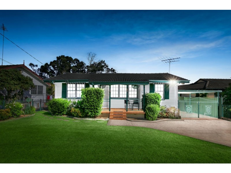 9 Sandakan Crescent, Lethbridge Park NSW 2770