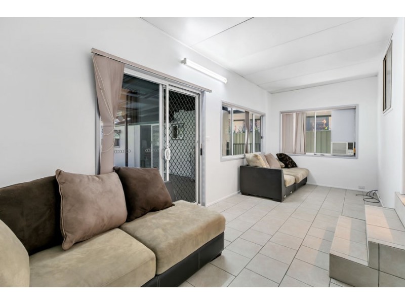 9 Sandakan Crescent, Lethbridge Park NSW 2770
