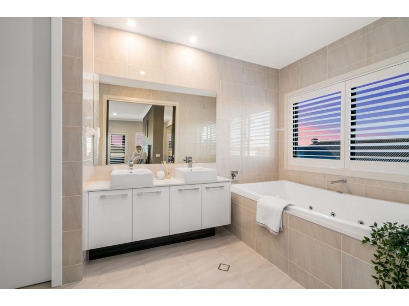 37 Burringoa Crescent, Colebee NSW 2761