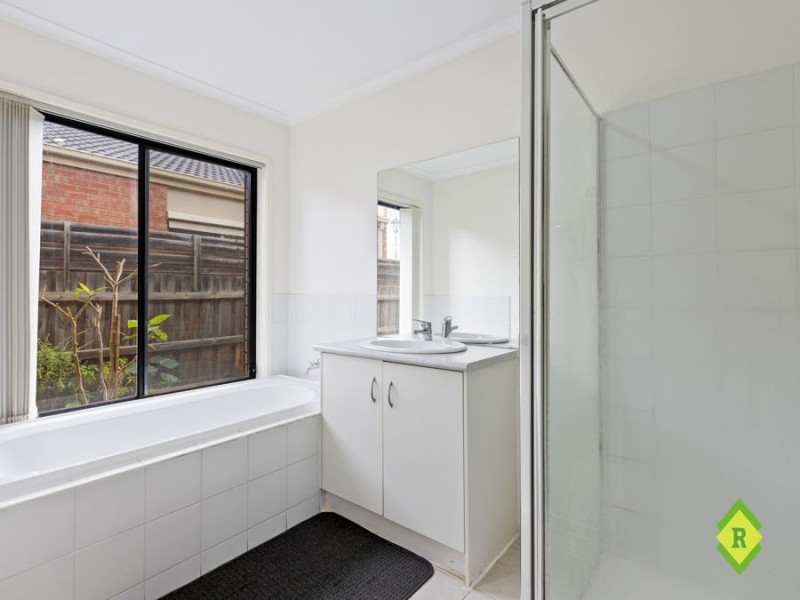 14 Sherwood Place, Melton West VIC 3337