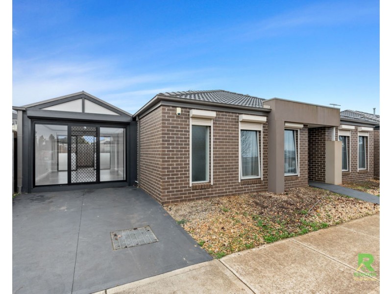 16 Forde Avenue, Melton South VIC 3338