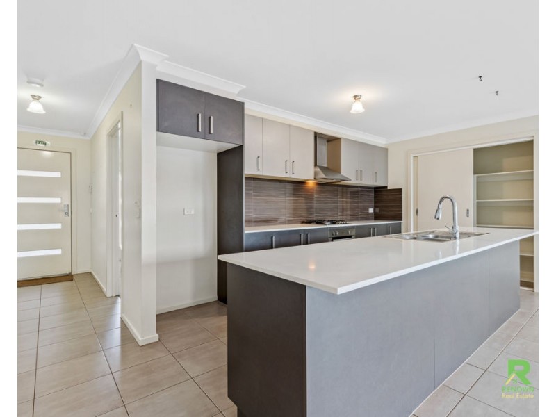 16 Forde Avenue, Melton South VIC 3338