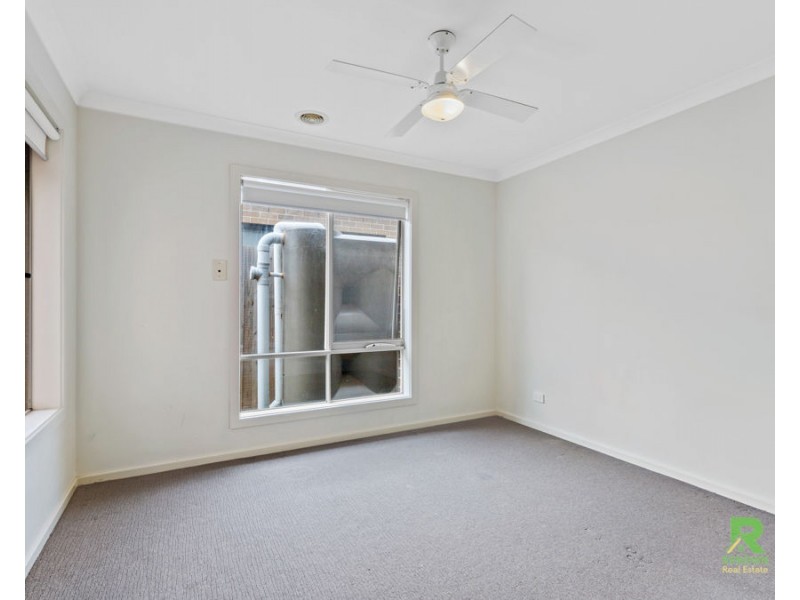 16 Forde Avenue, Melton South VIC 3338