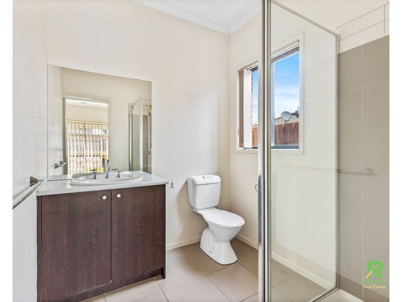 13 Glencroft terrace, Melton West VIC 3337