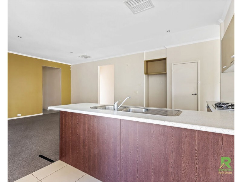 13 Glencroft terrace, Melton West VIC 3337