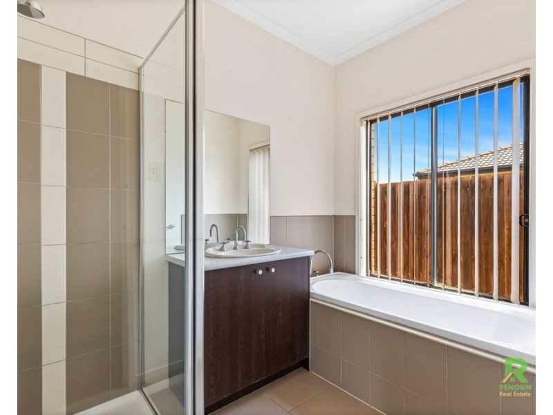 13 Glencroft terrace, Melton West VIC 3337