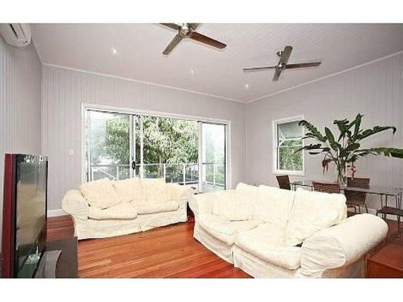 221 Rainbow Street, Sandgate QLD 4017