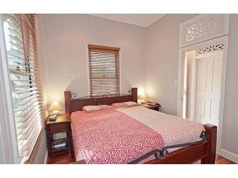 221 Rainbow Street, Sandgate QLD 4017