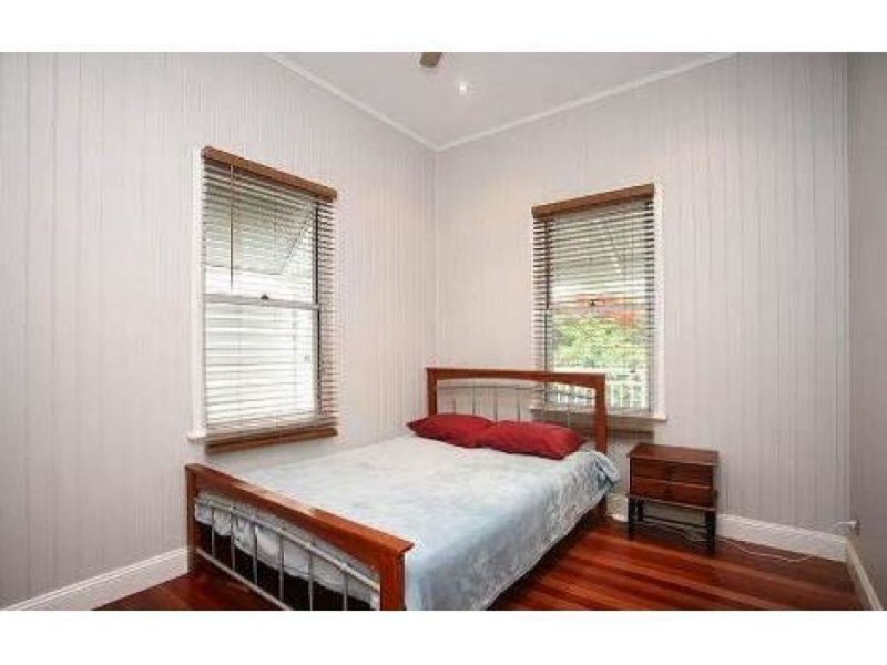 221 Rainbow Street, Sandgate QLD 4017