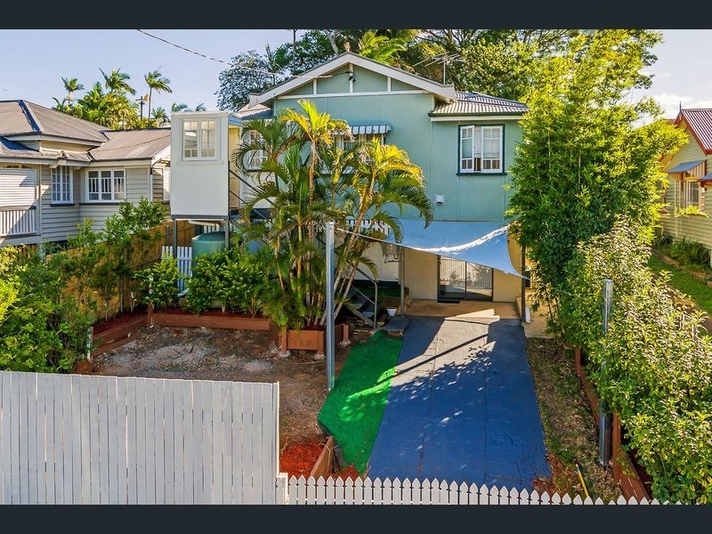 1077 LOGAN ROAD, Holland Park West QLD 4121