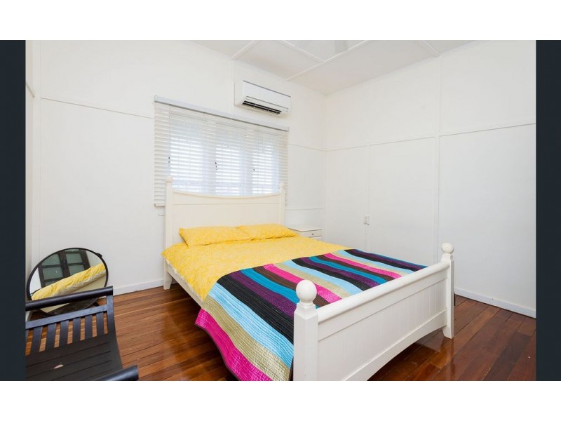 1077 LOGAN ROAD, Holland Park West QLD 4121
