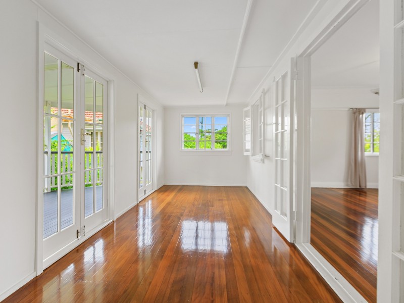 52 WILBUR STREET, Holland Park QLD 4121