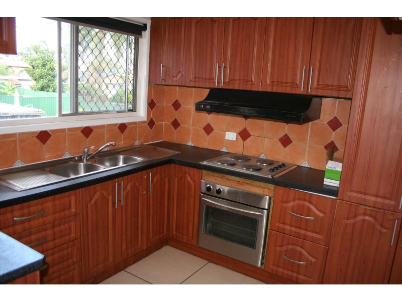 4 GREEN ROAD, Regents Park QLD 4118