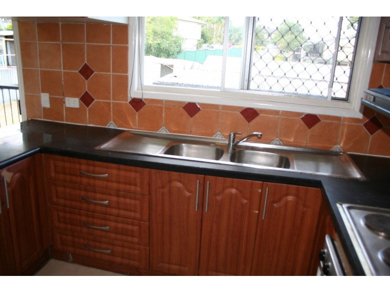 4 GREEN ROAD, Regents Park QLD 4118