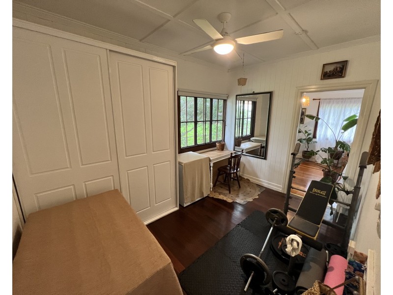 15 Navy Street, Holland Park West QLD 4121