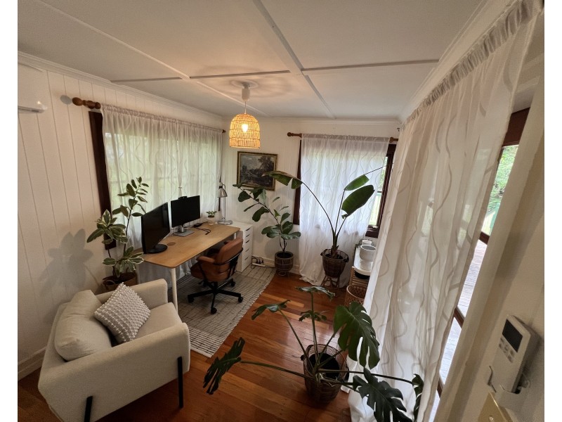 15 Navy Street, Holland Park West QLD 4121