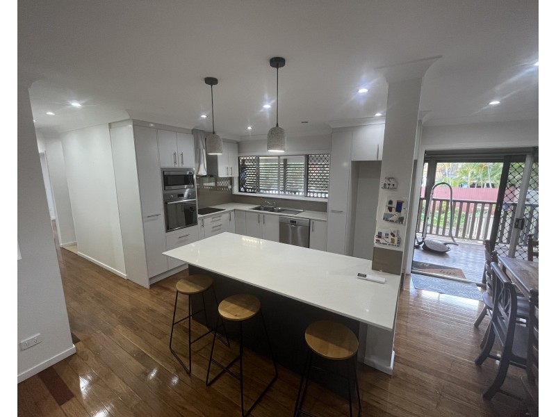 208 BROADWATER ROAD, Mansfield QLD 4122