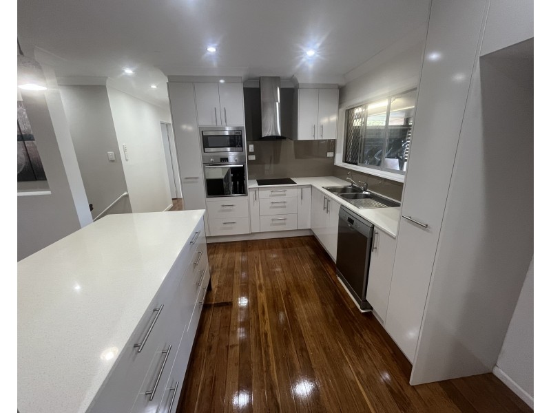 208 BROADWATER ROAD, Mansfield QLD 4122