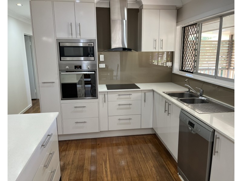 208 BROADWATER ROAD, Mansfield QLD 4122