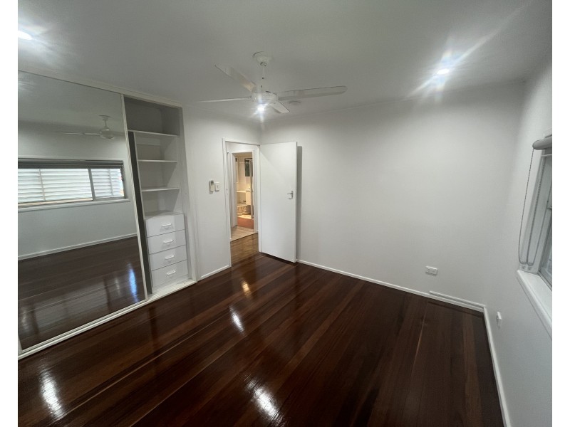 208 BROADWATER ROAD, Mansfield QLD 4122