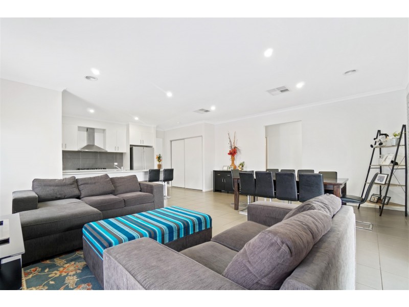 25 Riverton boulevard, Melton West VIC 3337