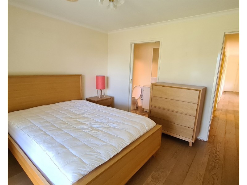 8 Hinkley Avenue, Croydon VIC 3136