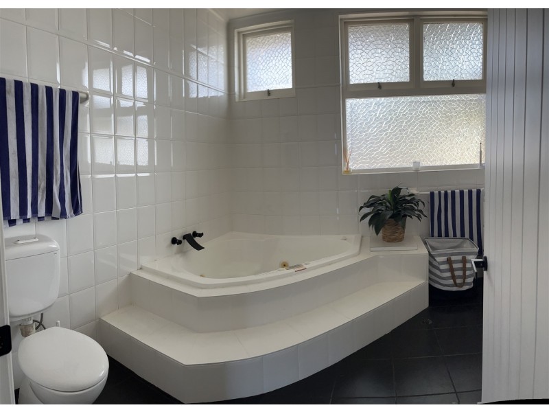 12 Mattes way, Bomaderry NSW 2541