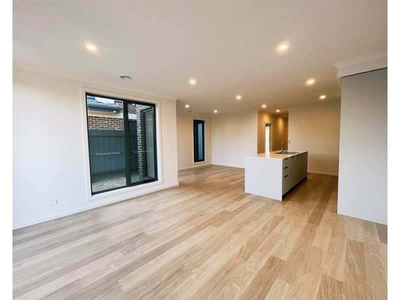 64 Cricklewood Circuit, Narre Warren VIC 3805