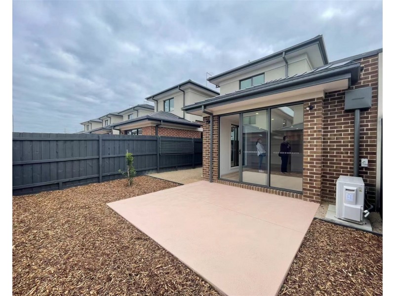 64 Cricklewood Circuit, Narre Warren VIC 3805