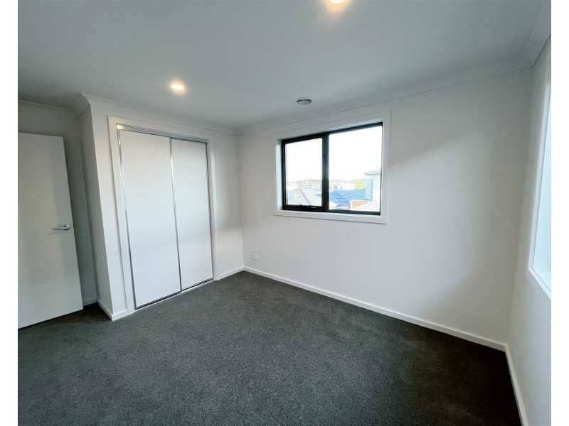 64 Cricklewood Circuit, Narre Warren VIC 3805