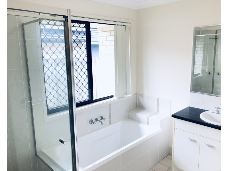 8 Arcadia Boulevard, Pimpama QLD 4209