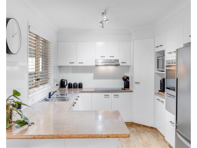 1 Regal Court, Highland Park QLD 4211