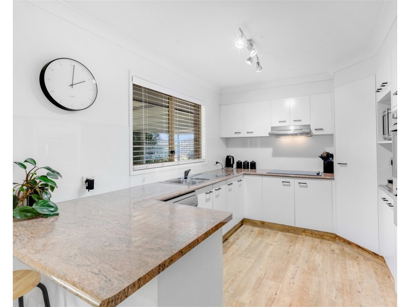 1 Regal Court, Highland Park QLD 4211