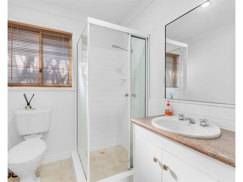 1 Regal Court, Highland Park QLD 4211