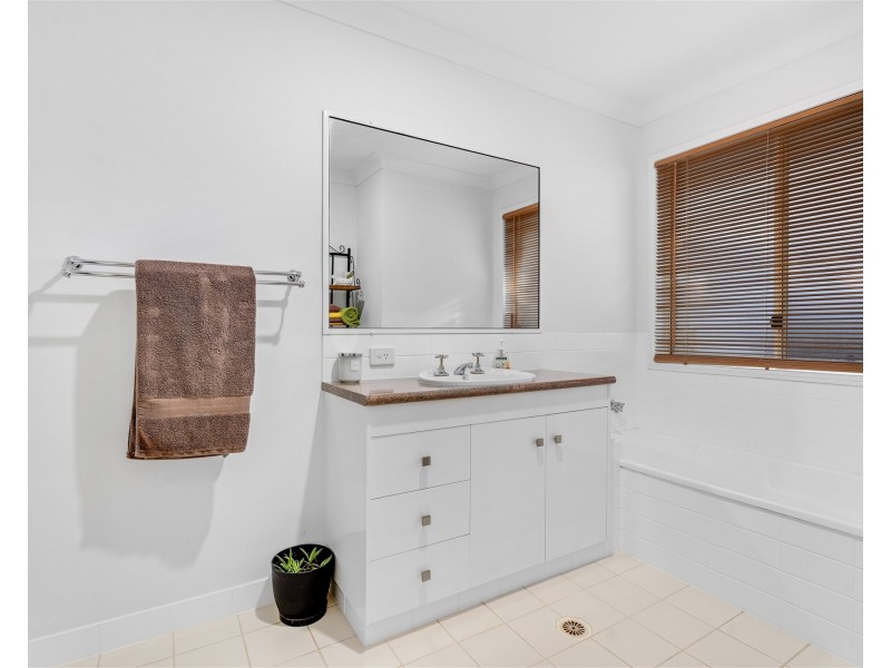 1 Regal Court, Highland Park QLD 4211